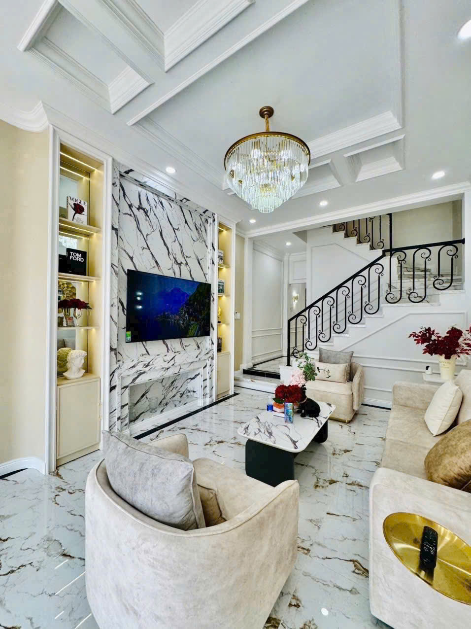 Cần bán nhà Hoàng Mai - 5 tầng - mặt tiền 4.4m - ô tô 50m - hàng xóm Feliz Homes - trước nhà thoáng