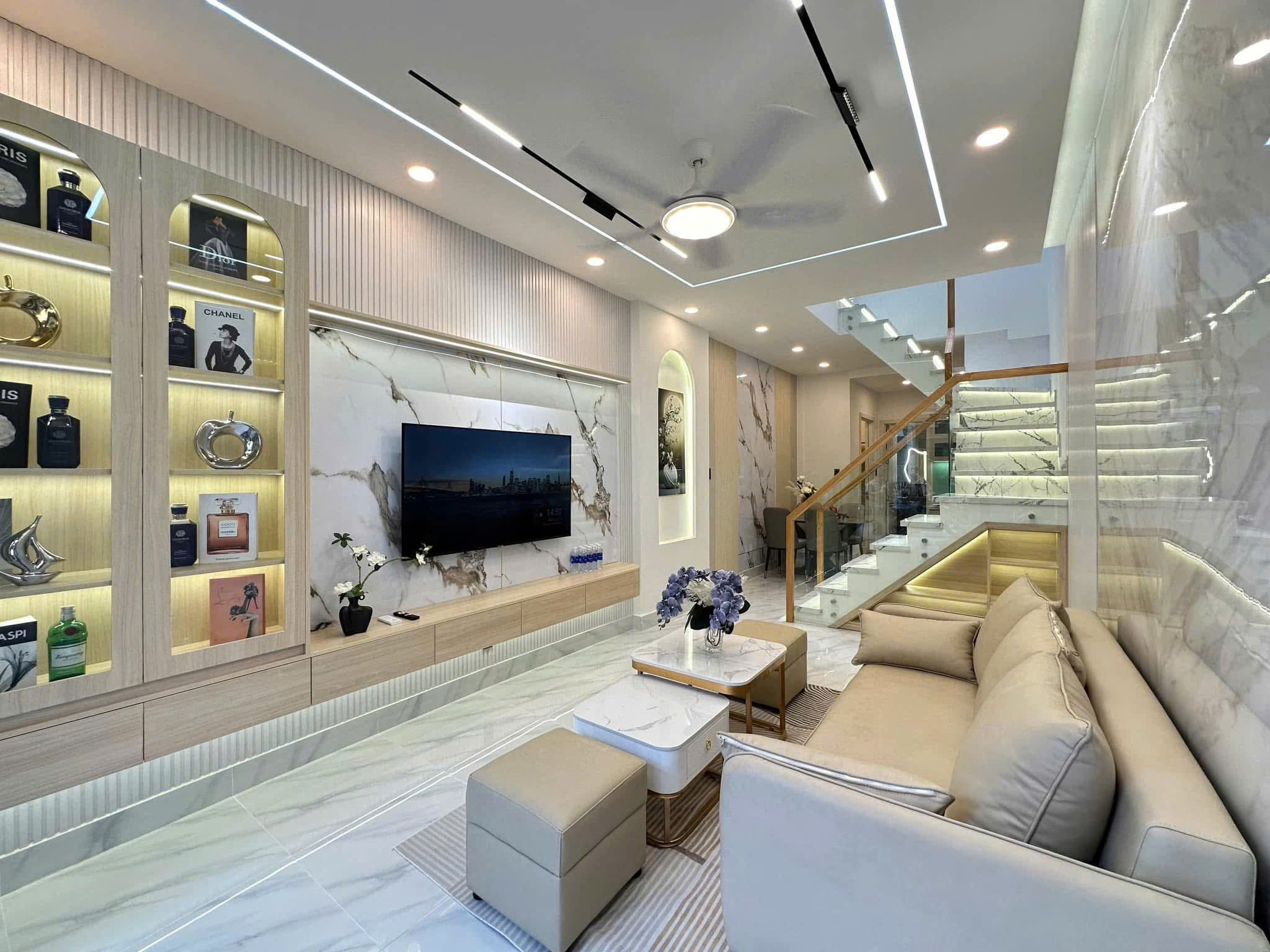 Bán nhà Hoàng Mai_35m2_thang máy_lô góc_mặt tiền rộng_30m bãi ô tô_vài bước ra phố