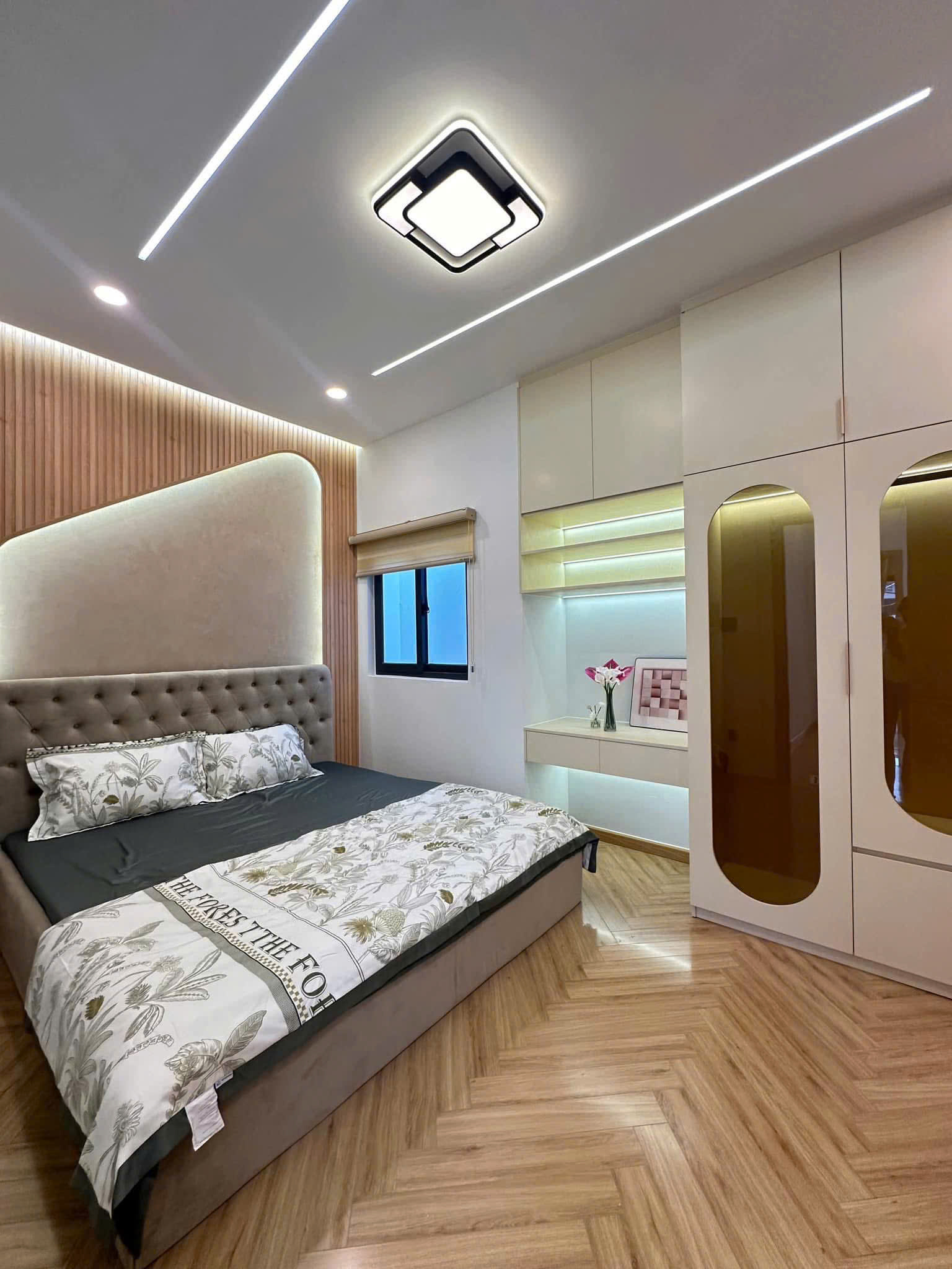 Bán nhà Hoàng Mai_35m2_thang máy_lô góc_mặt tiền rộng_30m bãi ô tô_vài bước ra phố