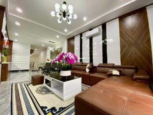 Hoàng Mai_35m2_hơn 7 đồng_ngõ nông_ô tô đỗ cổng_nhà đẹp_mặt tiền rộng_10m bãi ô tô