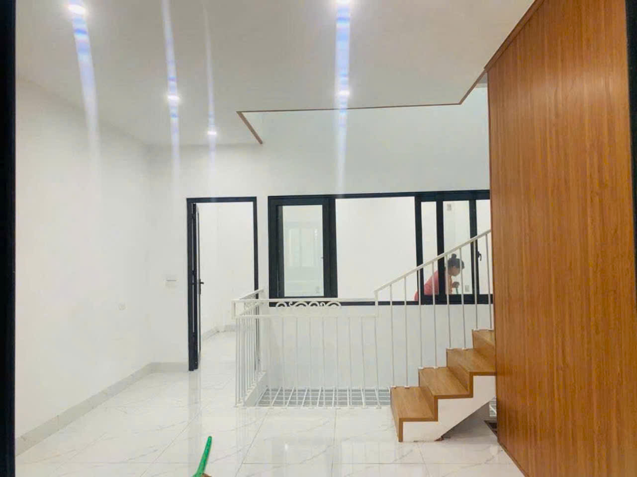 BÁN NHÀ KHU B YÊN NGHĨA DIỆN TÍCH 53M CỰC HIẾM , 3 TẦNG MẶT TIỀN RỘNG GIÁ ĐẸP CHỈ NHỈNH 11 TỶ. CẦU THANG GỖ SANG TRỌNG - ĐẲNG CẤP