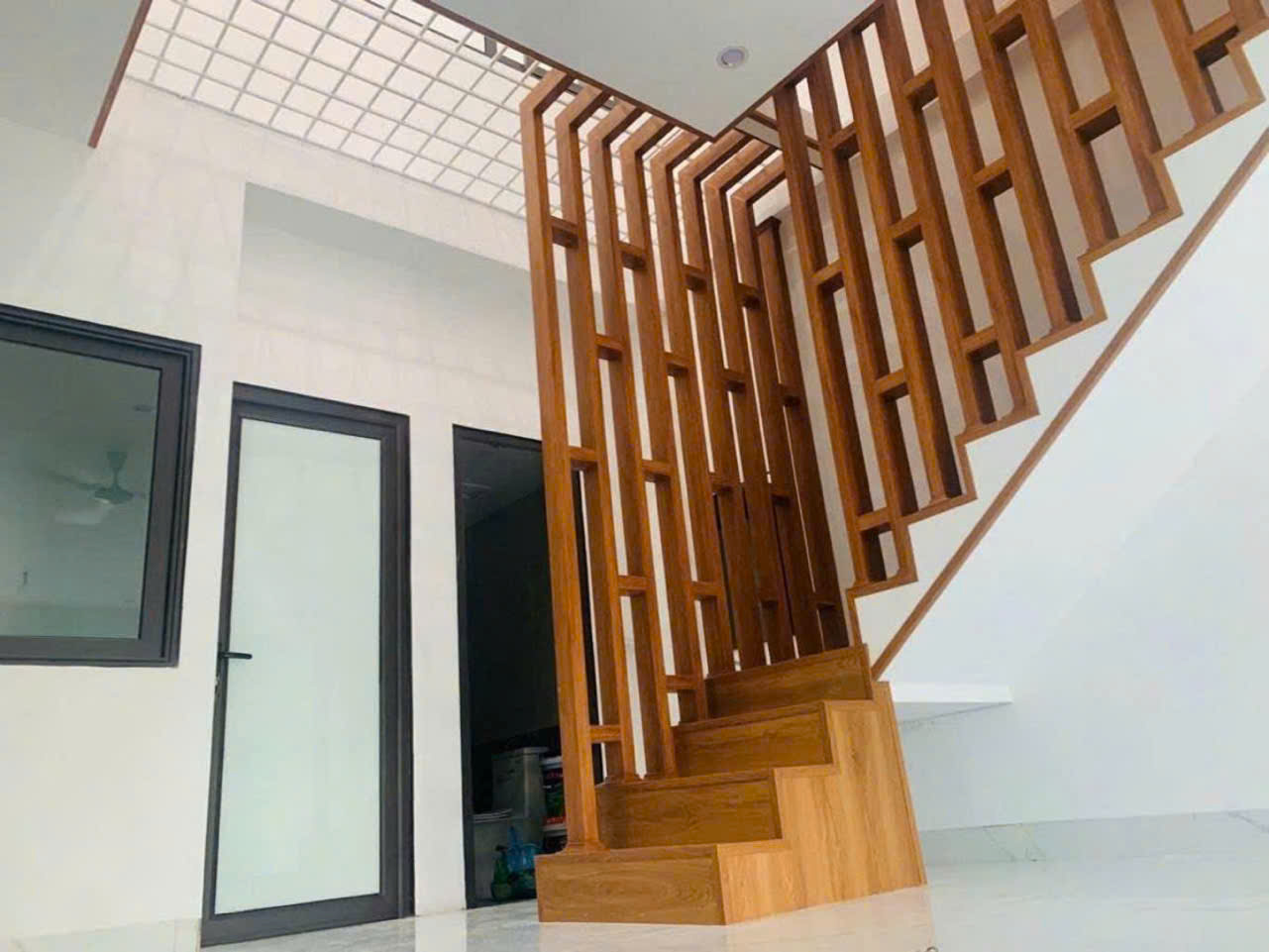 BÁN NHÀ KHU B YÊN NGHĨA DIỆN TÍCH 53M CỰC HIẾM , 3 TẦNG MẶT TIỀN RỘNG GIÁ ĐẸP CHỈ NHỈNH 11 TỶ. CẦU THANG GỖ SANG TRỌNG - ĐẲNG CẤP