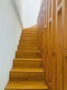 BÁN NHÀ KHU B YÊN NGHĨA DIỆN TÍCH 53M CỰC HIẾM , 3 TẦNG MẶT TIỀN RỘNG GIÁ ĐẸP CHỈ NHỈNH 11 TỶ. CẦU THANG GỖ SANG TRỌNG - ĐẲNG CẤP