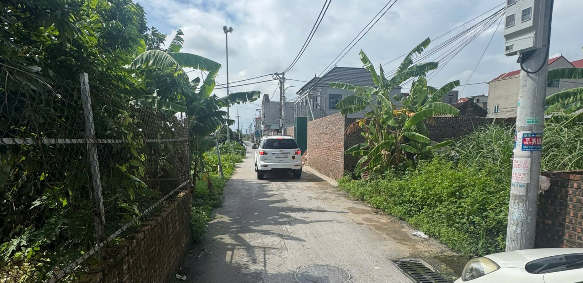 ĐÔNG ANH ĐẤT BÌA LÀNG đường bê tông ô tô chạy tít
