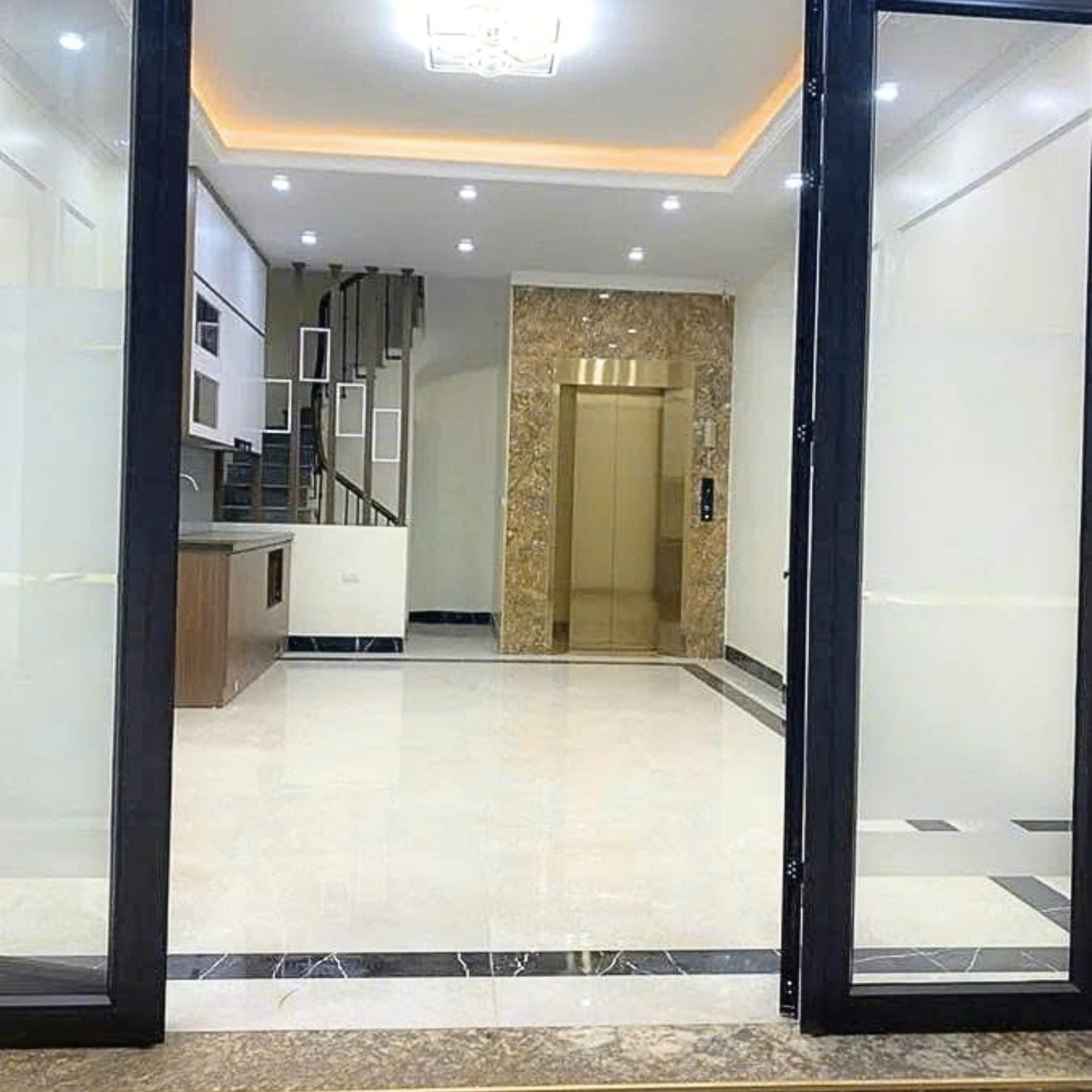 NHÀ CẦU GIẤY - NHỈNH 11 TỶ - 6 TẦNG -LÔ GÓC 2 THOÁNG - CHỦ THIỆN CHÍ BÁN NGAY