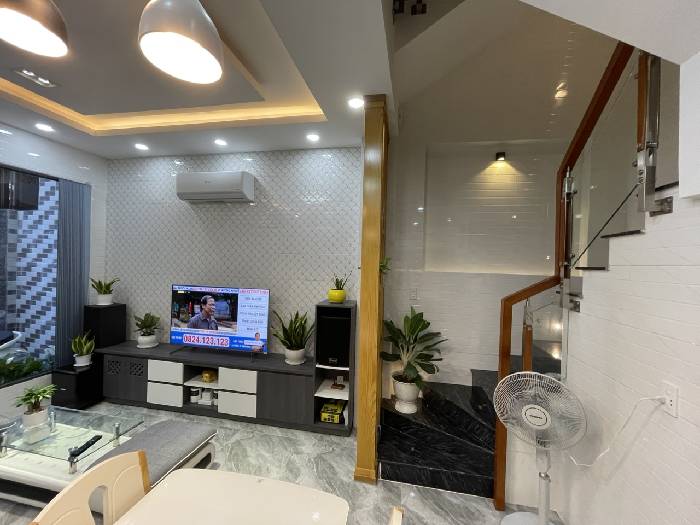 Bán nhà mới xây, 5,6x 8 m, 45 m2. 4 lầu, gần Trường Chinh, P 12, giá 8 xx tỷ