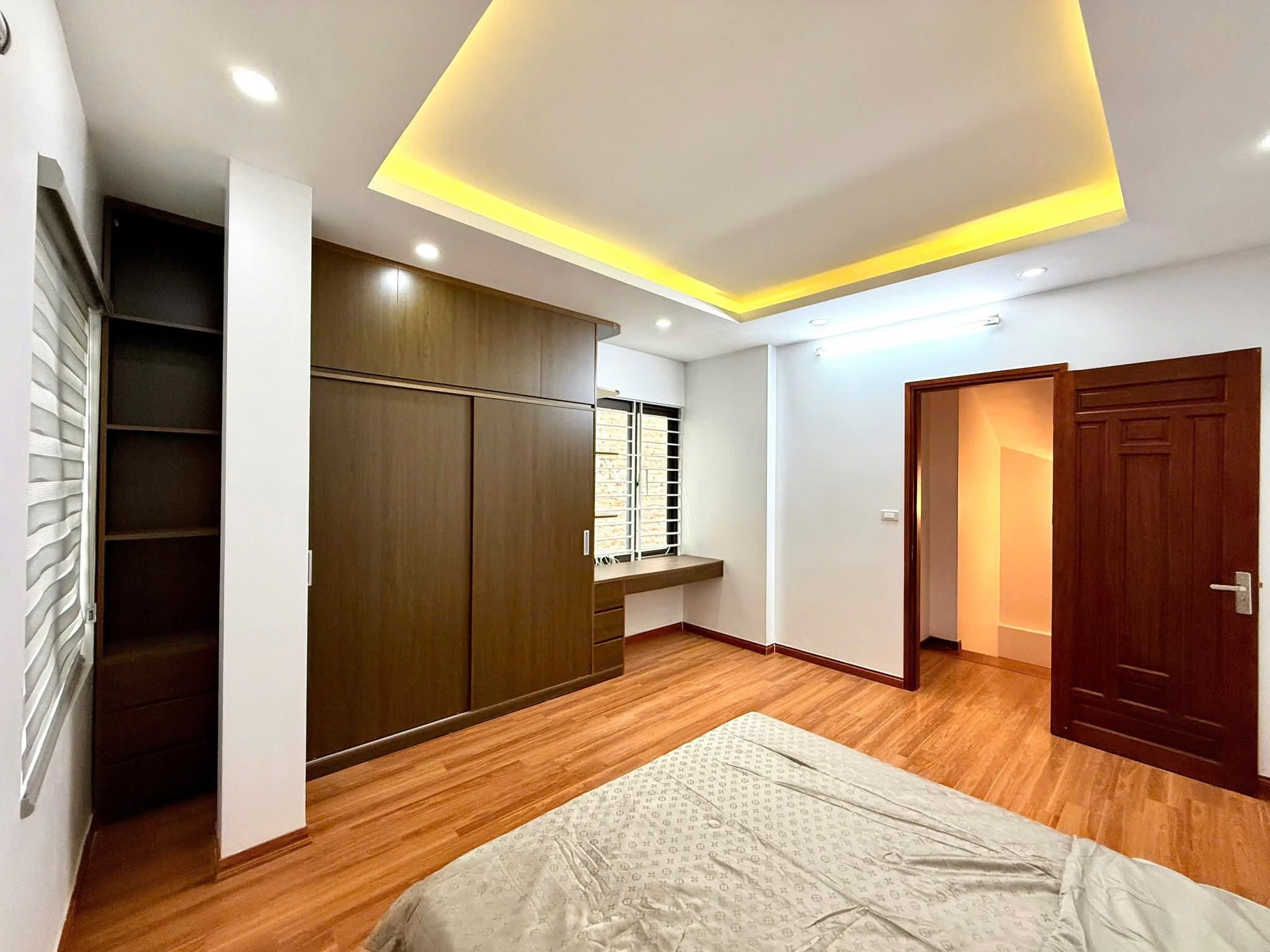 103 Pháo Đài Láng DT31/35T2 *5 tầng , MT 4.2m.  8.6tỷ.