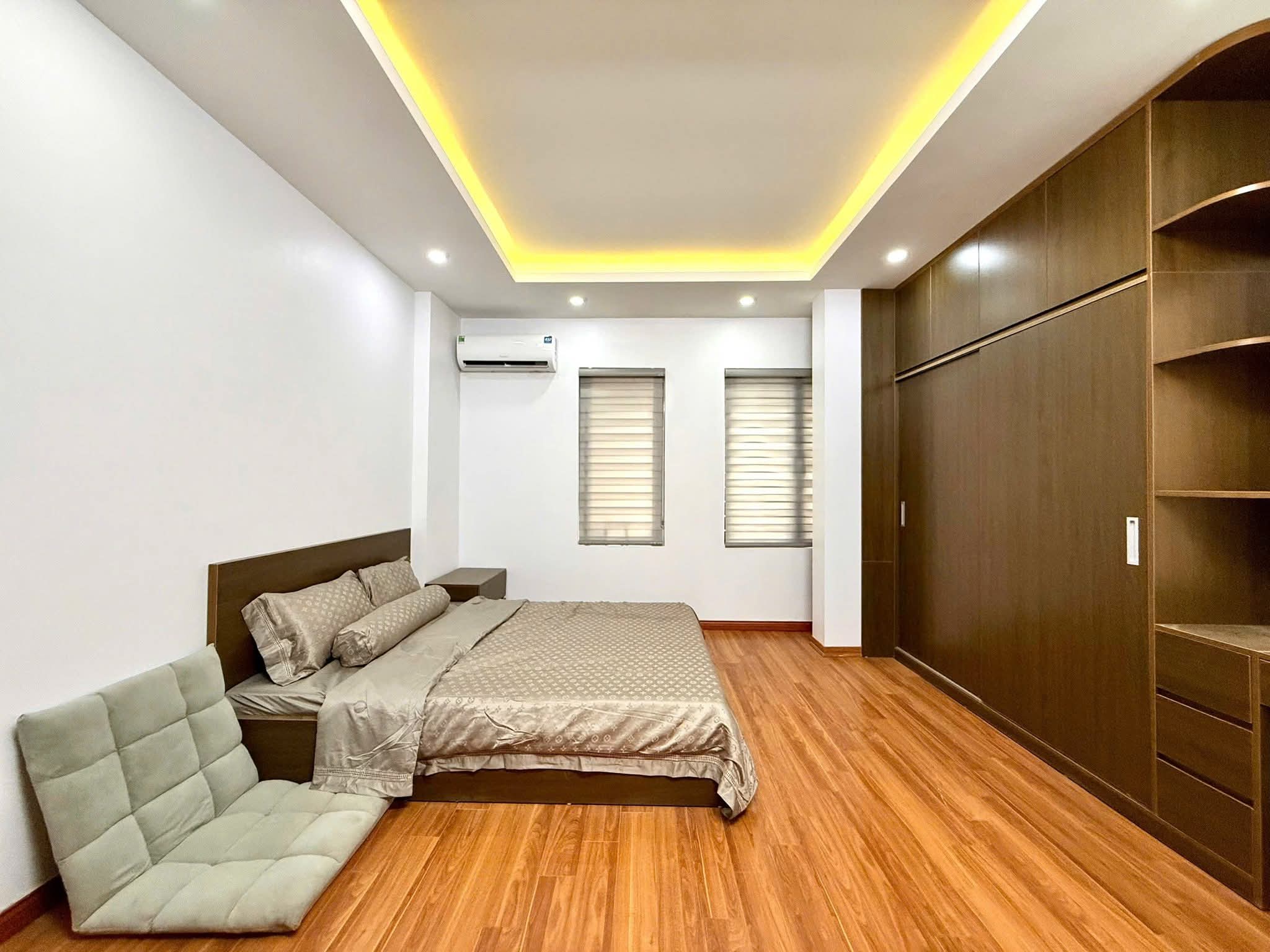 103 Pháo Đài Láng DT31/35T2 *5 tầng , MT 4.2m.  8.6tỷ.