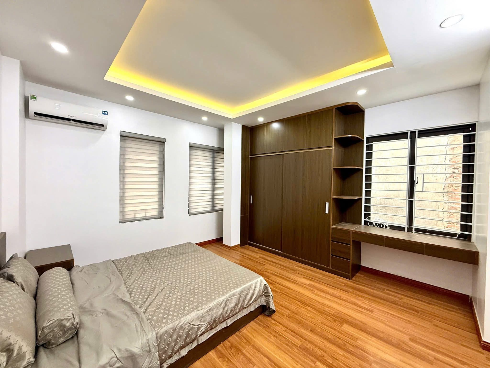 103 Pháo Đài Láng DT31/35T2 *5 tầng , MT 4.2m.  8.6tỷ.