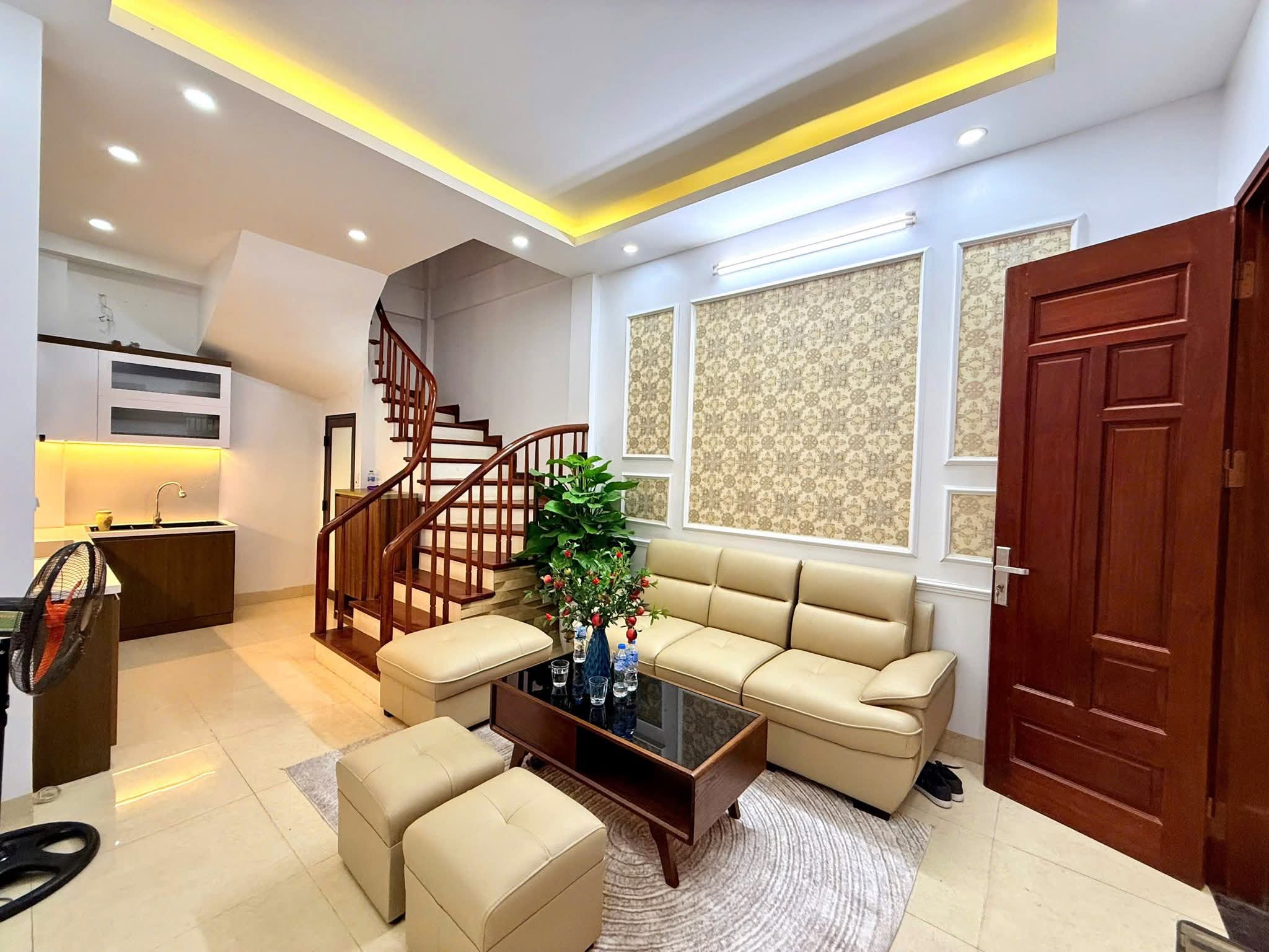103 Pháo Đài Láng DT31/35T2 *5 tầng , MT 4.2m.  8.6tỷ.