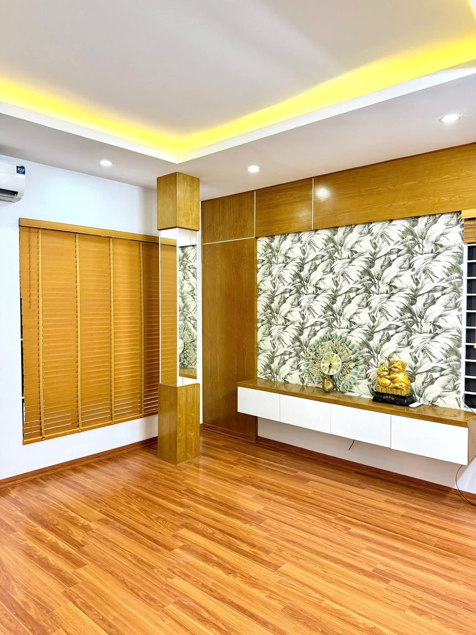 103 Pháo Đài Láng DT31/35T2 *5 tầng , MT 4.2m.  8.6tỷ.