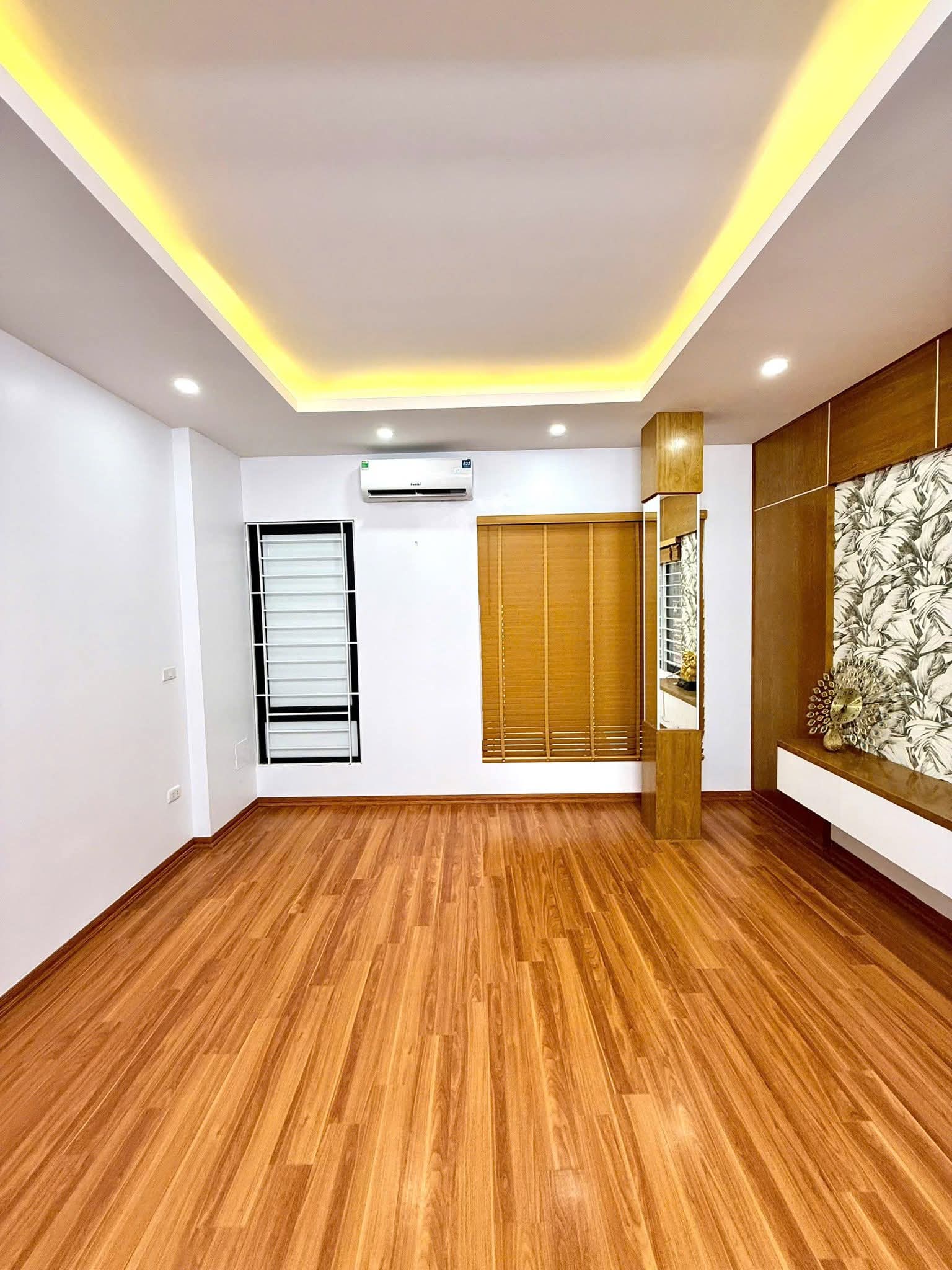 103 Pháo Đài Láng DT31/35T2 *5 tầng , MT 4.2m.  8.6tỷ.
