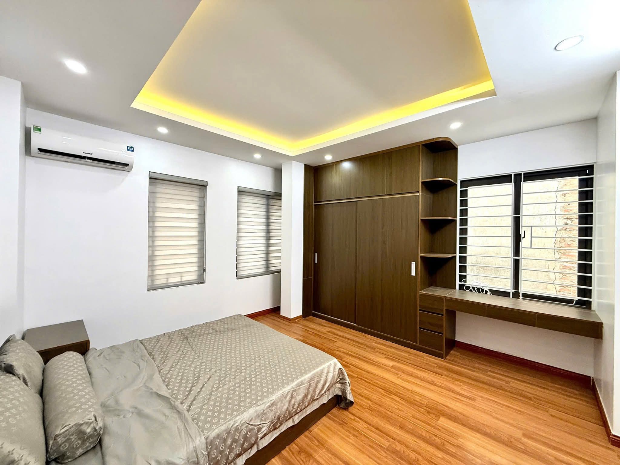 103 Pháo Đài Láng DT31/35T2 *5 tầng , MT 4.2m.  8.6tỷ.