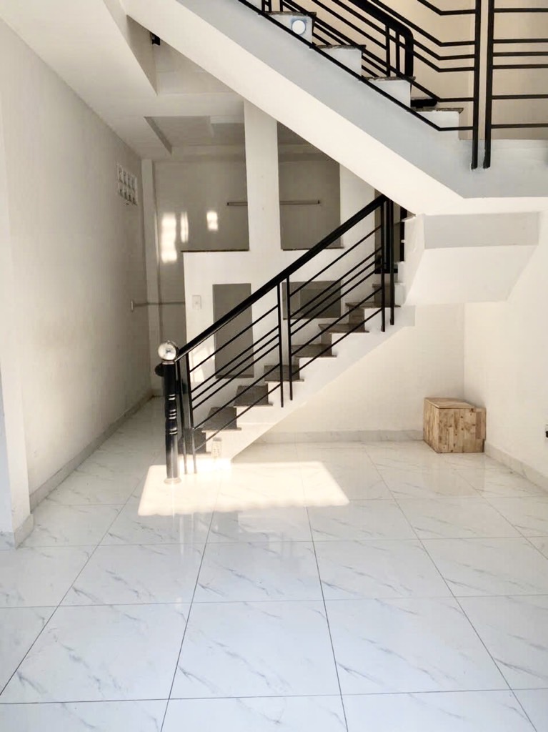 BÁN NHÀ SÁT KHU TÊN LỬA 102M2 NGANG 5M THU NHẬP 15 TR/TH NHIK 4 TỶ