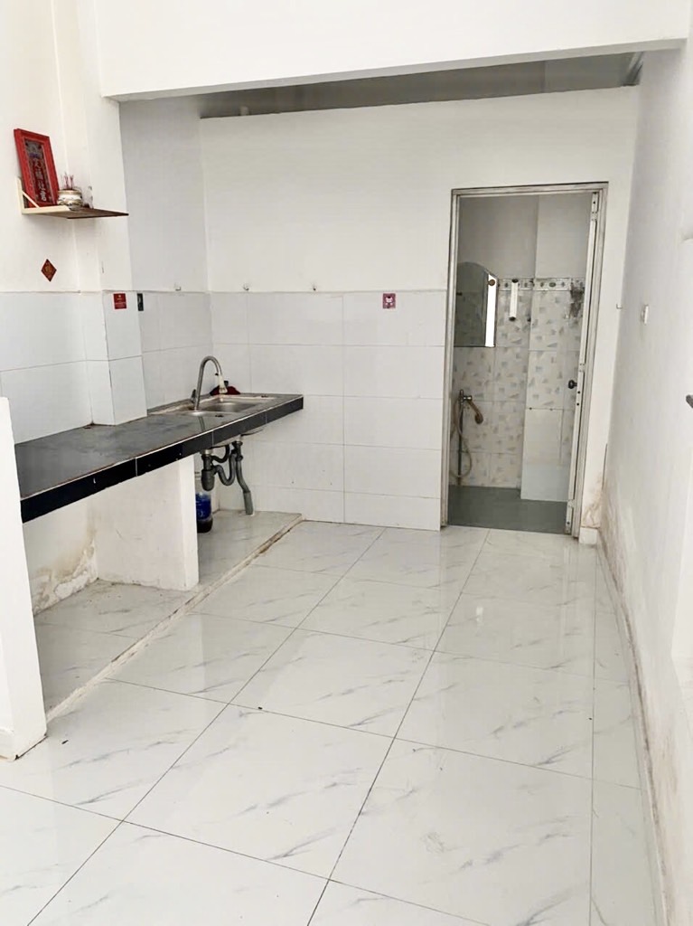 BÁN NHÀ SÁT KHU TÊN LỬA 102M2 NGANG 5M THU NHẬP 15 TR/TH NHIK 4 TỶ