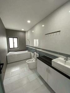 13 TỶ THƯƠNG LƯỢNG - NHÀ RỘNG THÊNG THANG 101M2 - VỊ TRÍ ĐẸP ĐỂ Ở HOẶC KINH DOANH - HẺM THÔNG XE HƠI
