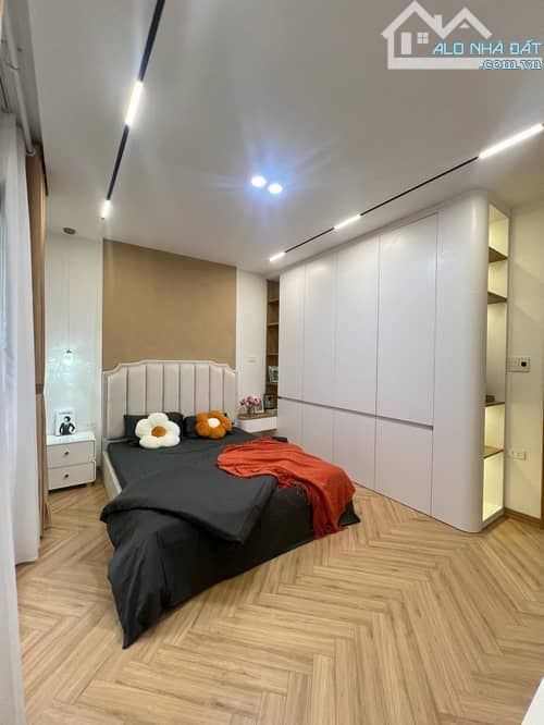 TRƯƠNG ĐỊNH 50M2 5TẦNG MẶTTIỀN 5M 8.3 TỶ,SỔ VUÔNG,10M RA ÔTÔ ,KO DÍNH QH,KO LỖI PHONGTHỦY