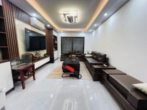 NHÀ ĐẸP Ở NGAY - 2 THOÁNG TRƯỚC SAU - GẦN Ô TÔ
