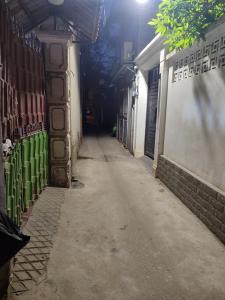 Thiết kế: 3 tầng cũ xác định bán đất Tiện ích: Gần các trg đại học lớn, ngay Hồ Tây lộng gió.... Sổ đỏ chính chủ. (lưu ý DT sổ 150M khách mua chủ hỗ trợ tách sổ 50M ạ).