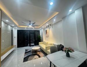 NHÀ ĐẸP DÂN XÂY CHẮC CHẮN - MẶT TIỀN RỘNG - CÁCH 20M RA PHỐ NGỌC THỤY Ô TÔ TRÁNH - CÁCH MIPEC TOWER 300M