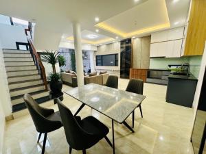 Bán nhà Nguyễn Văn Linh- Ô Tô Đỗ Cửa- mới keng full nội thất -5 tầng