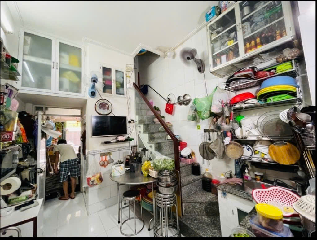 Bán nhà mặt tiền Nguyễn Đình Chính, P.8, Phú Nhuận, gần UBND Phú Nhuận, 3 tầng bê tông, 30 m2, tiện ở và cho thuê. Giá nhỉnh 8 tỷ (còn thương lượng)