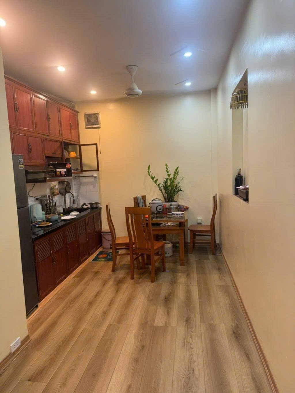 Cần bán gấp căn nhà để chuyểnl ên phố trong ngõ  diện tích 50m2 nhà đẹp 4 tầng  gần chợ  trường cấp 3  đi chỉ 20m ra quốc lộ 21b giá 5.5 tỷ