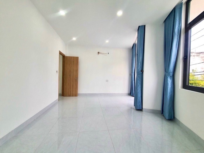 Nhà mới 4 tầng - Ngang 5m - Gần Bệnh viện Y Dược- Hẻm Xe hơi- Chỉ 5.X Tỉ