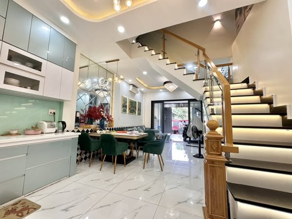 SIÊU PHẨM NHÀ ĐẸP 4 TẦNG – XE HƠI NGỦ TRONG NHÀ