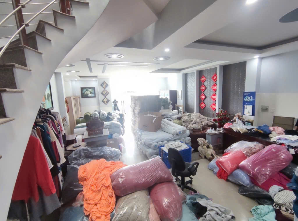 NGỘP BANK , NHÀ CẦN BÁN GẤP 9 TỶ , GẦN SONG HÀNH , TRUNG CHÁNH , HÓC MÔN , DIỆN TÍCH 150m2