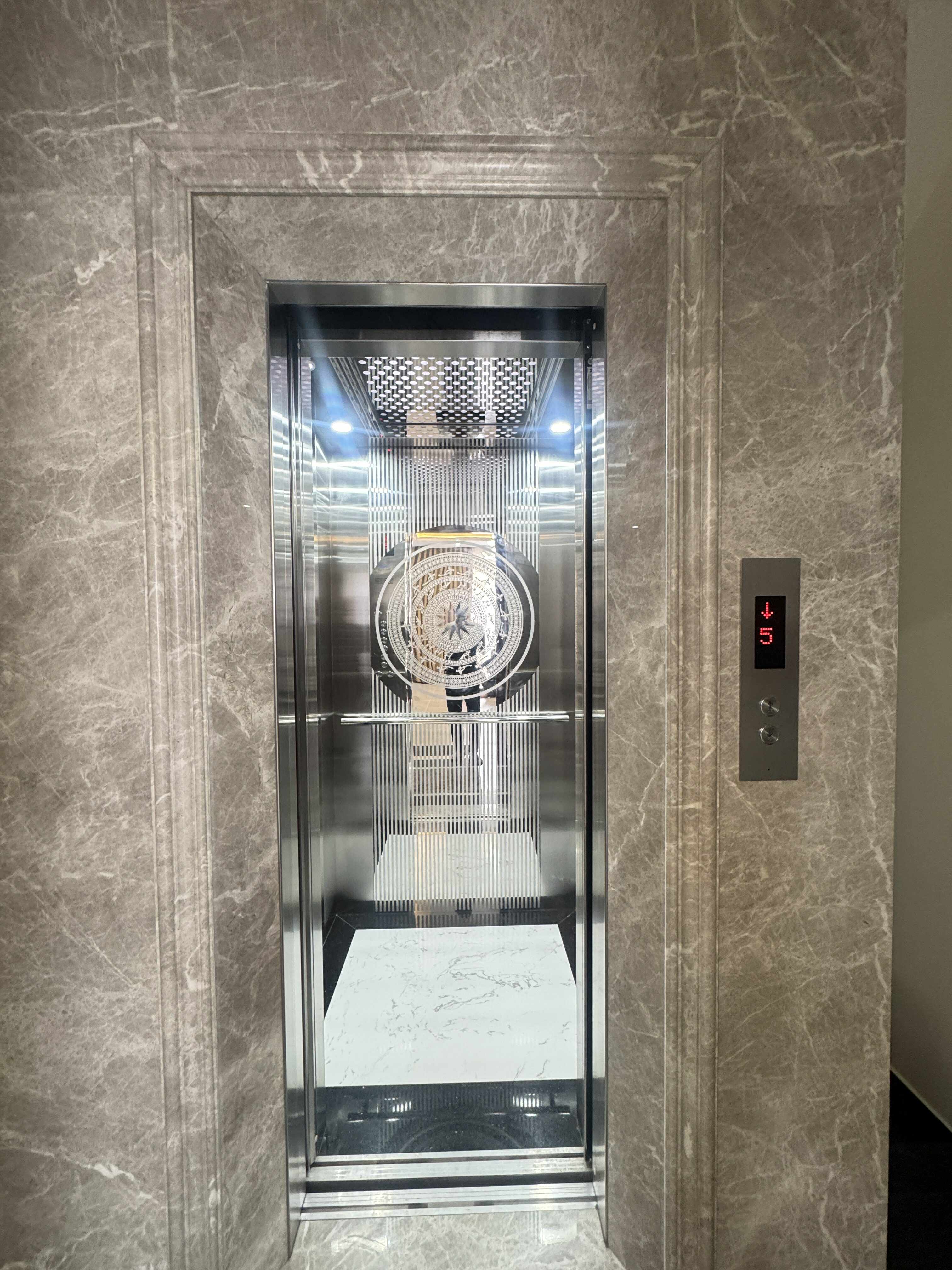 SIÊU PHẨM HAI BÀ TRƯNG –PHÂN LÔ 7 TẦNG THANG MÁY– NỘI THẤT GỖ ĐỎ- Ở SANG - KINH DOANH ĐỈNH