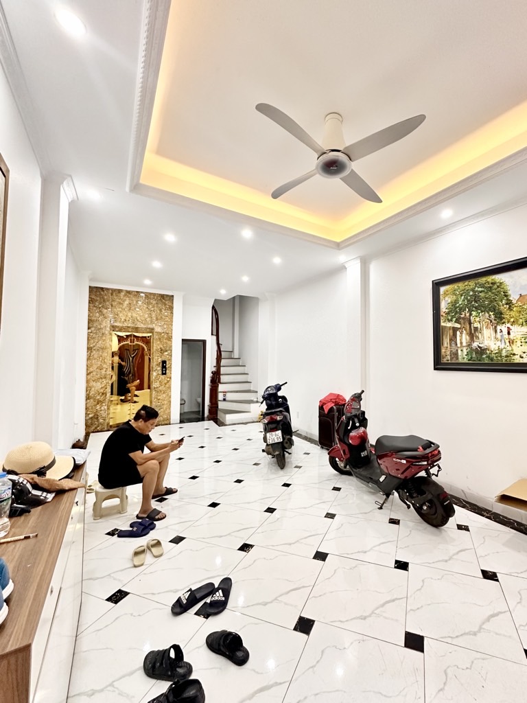NHÀ ĐẸP HỒ TÂY - KHÔNG PHẢI LÚC NÀO CŨNG CÓ. CỰC PHẨM GẦN HỒ TÂY - 7 TẦNG THANG MÁY - FULL NỘI THẤT XỊN - NGÕ THÔNG GẦN ÔTÔ