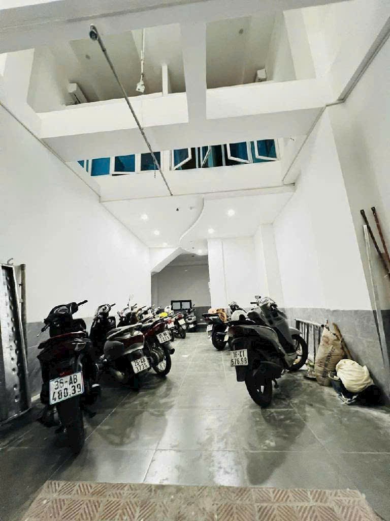 1 CĂN DUY NHẤT - MẶT TIỀN QUYỀN LỰC- SIÊU HIẾM- LÕI CẦU GIẤY – TRUNG KÍNH – 16 PHÒNG KHÉP KÍN- DÒNG TIỀN 1,5 TỶ/NĂM, CHỈ NHỈNH 18TỶ