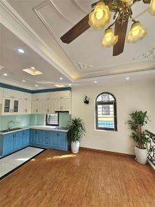 NHỈNH 10 TỶ - THƯƠNG LƯỢNG MẠNH TAY - CÓ NGAY VỊ TRÍ HIẾM- LONG BIÊN  LÔ GÓC NỞ HẬU – 6 TẦNG– ÔTÔ TRÁNH –SỐNG CHẤT