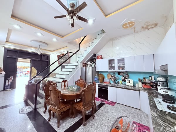Bán nhà 3 tầng ,mặt đường kinh doanh 10m, Trịnh Thị Dối ( Nguyễn Ảnh Thủ cũ)