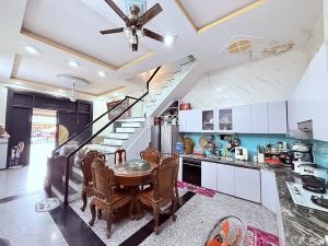 Bán nhà 3 tầng ,mặt đường kinh doanh 10m, Trịnh Thị Dối ( Nguyễn Ảnh Thủ cũ)