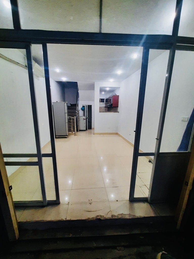 Bán nhà vị trí đẹp ngay,mặt phố Lĩnh Nam ngõ rộng, gần các tiện ích, giá 3 tỷ