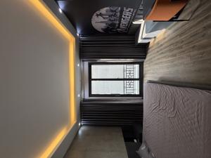Bán nhà Bờ Sông – Cầu Giấy 35 m2 5 tầng MT 4 m gần phố ngõ thông còn mới vê ở ngay