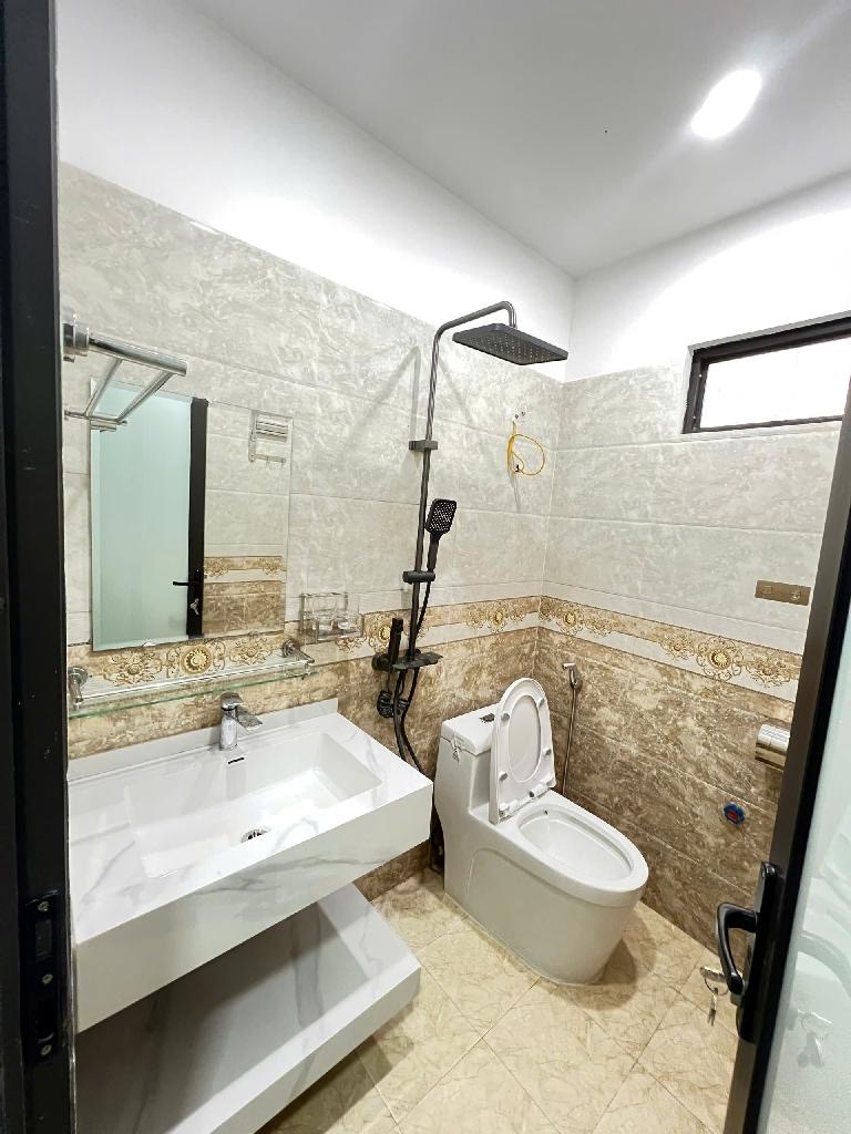 bán nhà yên vĩnh , nhà mới ở ngay , nội thất bắt mắt , đường xá thông thoáng an ninh tốt , tiện ích xung quanh  , sổ vuông đẹp chính chủ sẵn sàng giao dịch