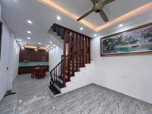 bán nhà yên vĩnh , nhà mới ở ngay , nội thất bắt mắt , đường xá thông thoáng an ninh tốt , tiện ích xung quanh , sổ vuông đẹp chính chủ sẵn sàng giao dịch