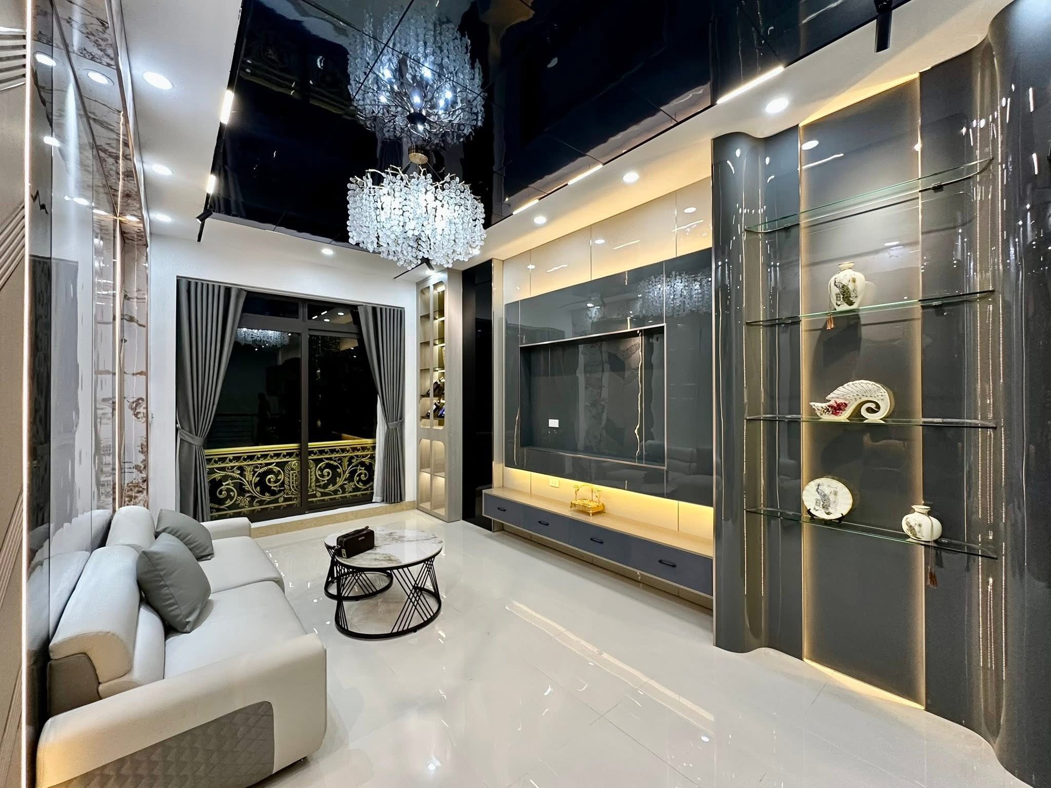 5 TẦNG MẶT PHỐ KIM GIANG - VỈA HÈ RỘNG - KINH DOANH TỐT