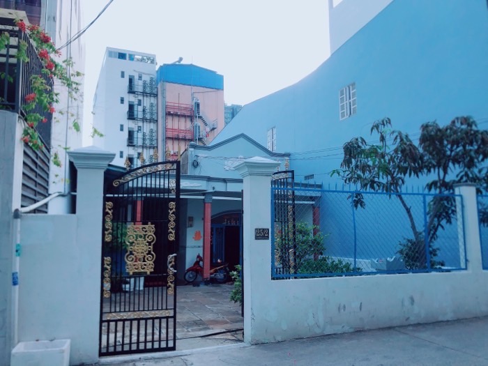 NHÀ NGANG KHỦNG, 2 LẦU ĐÚC CỨNG, GẦN VINCOM, TRƯỜNG HỌC
