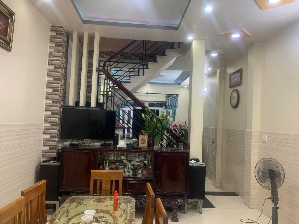 Em cần bán gấp nhà cho khách ở đường Lê Thị Hoa Bình Chiểu Thủ Đức, 72m2, 3 tầng, 4 phòng ngủ, 4.2x17, giá chỉ 6,4 tỷ, anh chị để tâm thì liên hệ em Công- sdt: 0865236787 để biết thêm chi tiết ạ