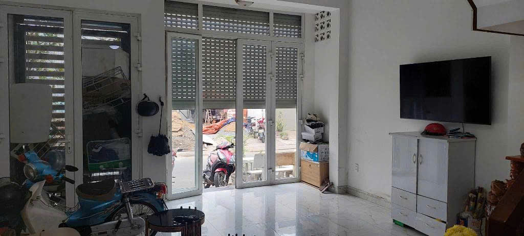cần bán gấp nhà Tam Bình, Tam Phú, Thủ Đức, 50m2, 3 tầng, 5.2x10 giá chỉ có 5 tỷ 9