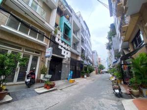 BÁN NHÀ GẦN CHỢ TÂN BÌNH, 2 XE TẢI TRÁNH NHAU, P11 TÂN BÌNH, 4 TẦNG GIÁ 9.X TỶ.