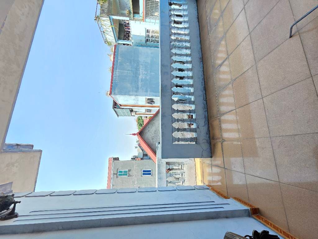 BÁN ĐẤT TẶNG NHÀ 3 TẦNG - MẶT TIỀN KHỦNG - Tại Thụy Phương