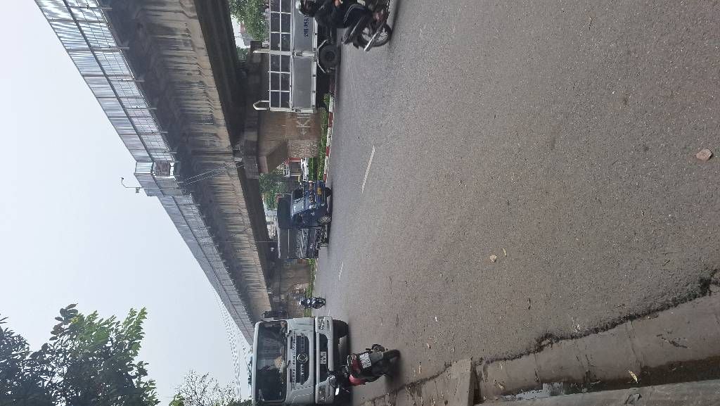 MẶT PHỐ - VỈA HÈ - Ô TÔ TRÁNH - KINH DOANH - LÔ GÓC 3 MẶT THOÁNG