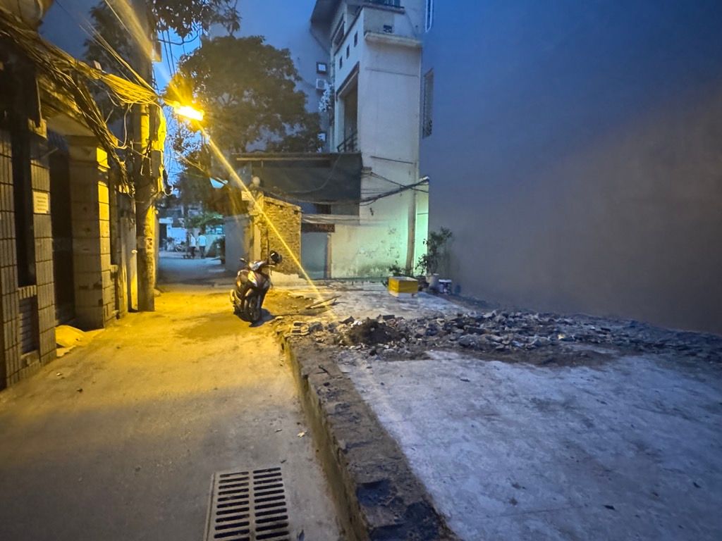 LÔ GÓC - Ô TÔ QUA - KINH DOANH - GẦN PHỐ - VỊ TRÍ SIÊU ĐẸP. Tại Cầu Giấy