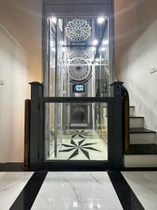 HOA HẬU - 5 TẦNG THANG MÁY - NGÕ RỘNG - GẦN Ô TÔ - FULL NỘI THẤT - 7 PHÒNG. Tại Phạm Văn Đồng.