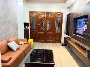 ĐẸP NHƯ MỚI TRUNG TÂM CẦU GIẤY - 5 TẦNG 3PN ĐẦY ĐỦ CÔNG NĂNG - CHỦ TẶNG FULL NỘI THẤT - KHÁCH VỀ Ở LUÔN ĐÓN TẾT - AN SINH ĐỈNH.